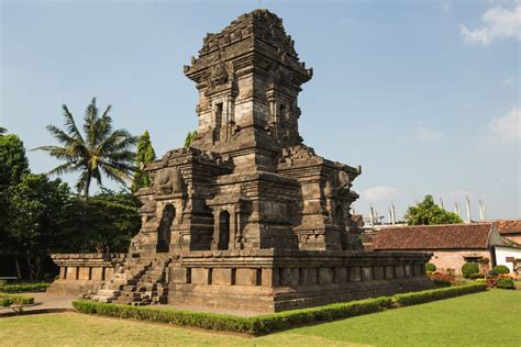 Kediri's Flourishing Era under Dharmawardhana: A Testimony to Ancient Javanese Maritime Power and Artistic Excellence